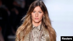 Gisele Bundchen menampilkan karya Givenchy (foto: dok)