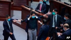 홍콩 민주파 의원이 4일 국가법 제정 논의가 진행되고 있는 입법회에서 시위를 벌이다가 저지 당하고 있다.