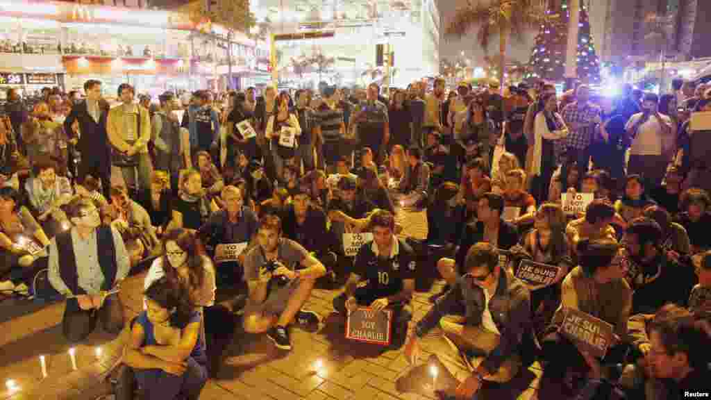 Des gens participent à une veillée pour rendre hommage aux victimes d&#39;une fusillade dans les bureaux Charlie Hebdo au Parc Kennedy à Lima, au Pérou, le 7 janvier 2015.