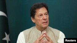 Mantan Perdana Menteri Pakistan Imran Khan berbicara dengan jurnalis Reuters dalam sebuah wawancara di Islamabad, pada 4 Juni 2021. (Foto: Reuters/Saiyna Bashir)