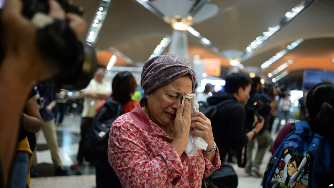 Reaksi di bandara internasional Kuala Lumpur di Sepang, setelah keluar kabar mengenai jatuhnya pesawat Malaysia Airlines penerbangan MH17.