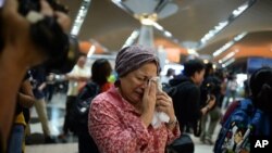 Reaksi di bandara internasional Kuala Lumpur di Sepang, setelah keluar kabar mengenai jatuhnya pesawat Malaysia Airlines penerbangan MH17.