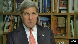 Menteri Luar Negeri AS John Kerry dalam wawancara dengan VOA di New Delhi (24/6).