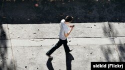Kota Honolulu du Hawaii melarang penggunaan ponsel untuk texting selagi menyeberang jalan (foto: ilustrasi). 
