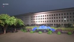 Американский флаг на стене Пентагона - дань памяти теракта 11 сентября