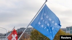 2024년 11월 7일, 스위스 제네바 몽블랑 다리 위에 걸린 휴먼 라이츠 워치 깃발.
(로이터/데니스 발리부즈)