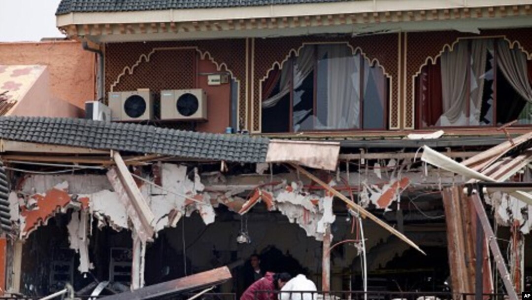 Senator Mark Kirk is applauded by members of the House and Senate as he stands with U.S. Vice President Joe Biden on his return to the U.S. Senate after suffering a stroke, January 3, 2013.