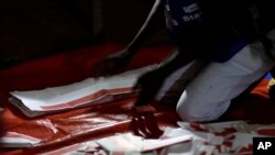 利比里亚大选官员清点选票