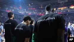  'Yan wasanBoston Celtics sanye da riga dake da sunan Stephon Clark