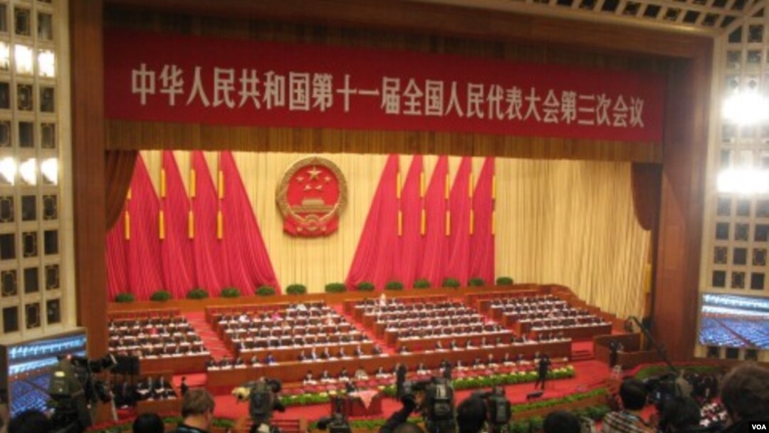 Sidang tahunan parlemen Tiongkok pada hari pertama. Dalam kesempatan ini, PM Tiongkok Wen Jiabao mengumumkan target pertumbuhan ekonomi Tiongkok untuk satu tahun ke depan.