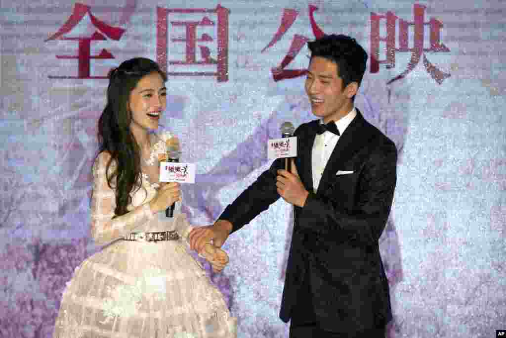 杨颖（Angelababy），井柏然（右）在北京的影片《微微一笑很倾城（Love O2O）》记者会上(2016年8月8日）. 。在中国媒体《界面》和《今日头条》联合推出的2017中国名人收入榜上， 杨颖名列第七，赚进1亿4680万元；井柏然位居14， 挣了1亿零80万元。