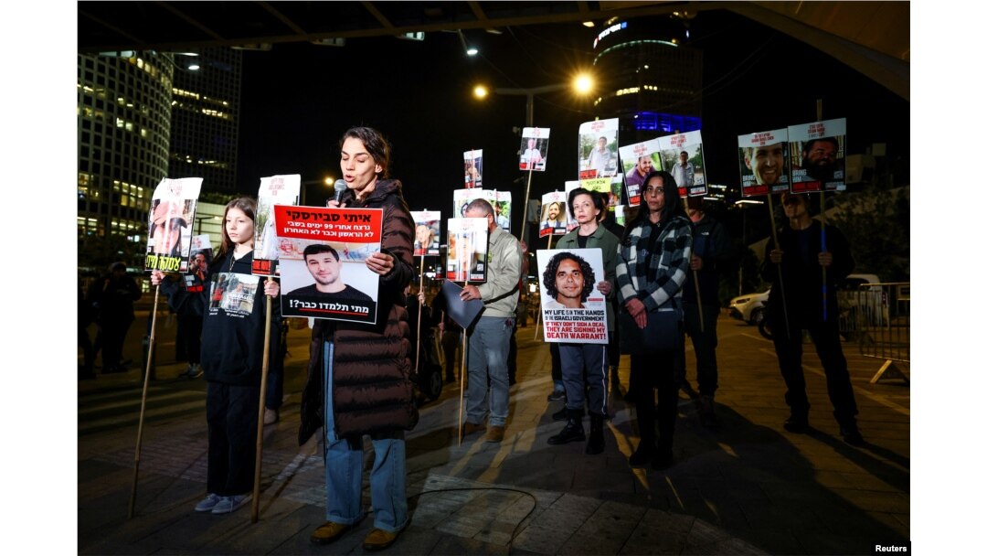 Ljudi na protestu protiv vlade i da pokažu podršku taocima koji su kidnapovani tokom smrtonosnog napada 7. oktobra 2023. u Tel Avivu, Izrael, 4. januara 2025. godine.
