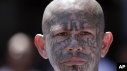 Un miembro de la Mara Salvatrucha con el rostro completamente tatuado, en el penal de Ciudad Barrios, en El Salvador.