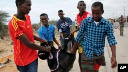 Une victime est transportée après un attentat à la voiture piégée suicide, près du complexe du ministère de la Défense à Mogadiscio, le 9 avril 2017.