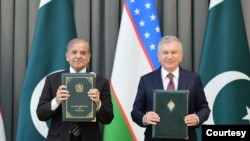 Presiden Uzbekistan Shavkat Mirziyoyev (kanan) dan Perdana Menteri Pakistan Shehbaz Sharif bertukar dokumen deklarasi bersama dalam pertemuan di Tashkent, Uzbekistan, pada 26 Februari 2025. (Foto: Kantor Perdana Menteri Shehbaz Sharif)