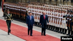 特朗普总统在人民大会堂前举行的欢迎仪式上与中国国家主席习近平检阅仪仗队。(2026年5月14日)