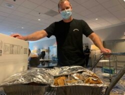 Gene Colley of Southerns restaurant gets set up to serve donated chicken sandwiches to Hurricane Laura evacuees at the Marriott Hotel in New Orleans. (Southerns photo)