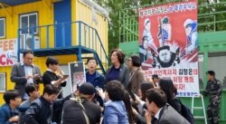 지난 2018년 5월 한국에서 열린 북한자유주간행사의 마지막 일정으로 북한으로 전단을 날려보내기 위해 북한인권단체 관계자들이 파주에서 기자회견을 하고 있다.