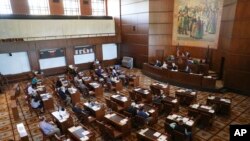 ARCHIVO - Senadores estatales se reúnen en el Capitolio del estado de Oregon en Salem, el jueves 11 de mayo de 2023. 