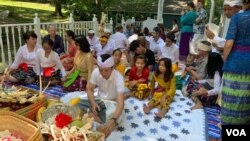 Umat Hindu di Washington DC dan sekitarnya melakukan persembahyangan Galungan bersama. (foto: VOA/Made Yoni)