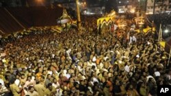 Hindu devotees pray at the Sabarimala temple during the Maravilakku festival marking the final of a two-month pilgrimage to the Lord Ayyappa temple in Kerala, south India on January 14, 2011.