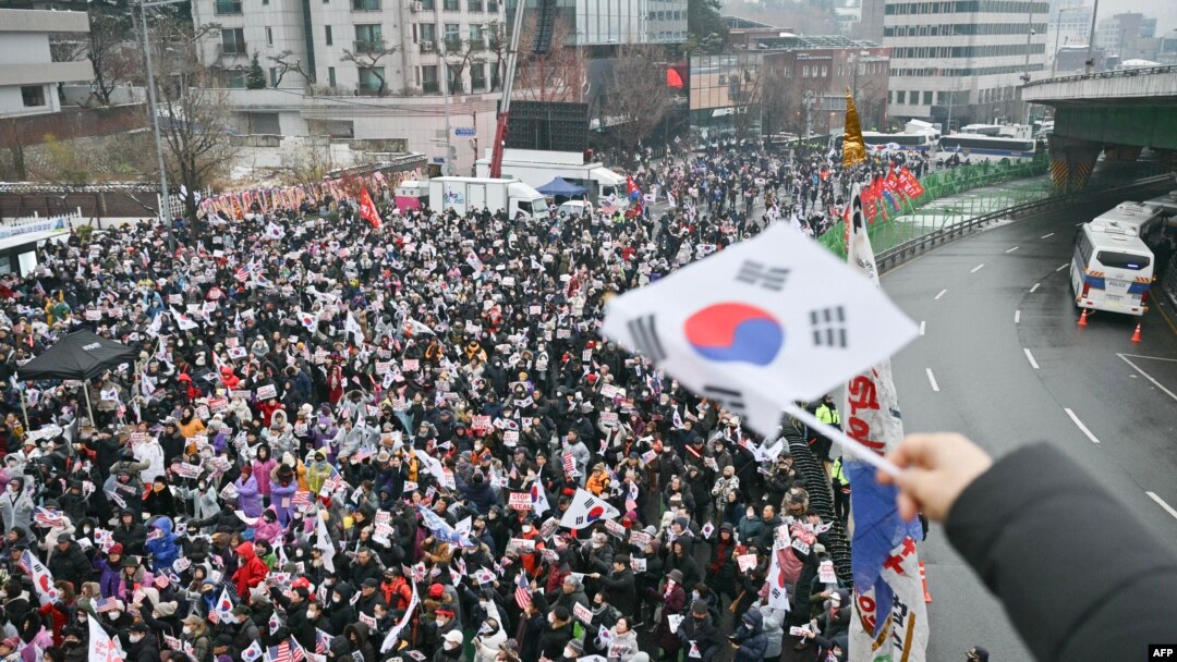 Người ủng hộ ông Yoon Suk Yeol tuần hành.