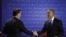 Mit Romni i predsednik Obama rukuju se pred početak svoje prve javne debate