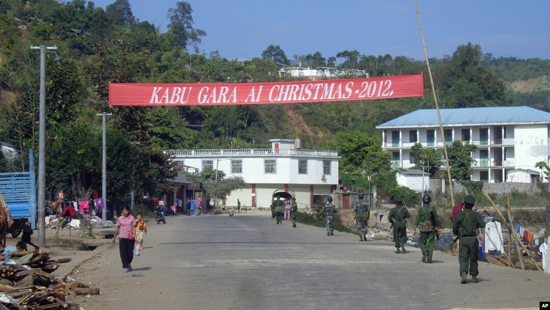 Tentara pemberontak 'Kachin Independence Army' melakukan patroli di kota Liaza, negara bagian Kachin (Januari 2013). 