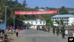 Tentara pemberontak 'Kachin Independence Army' melakukan patroli di kota Liaza, negara bagian Kachin (Januari 2013). 