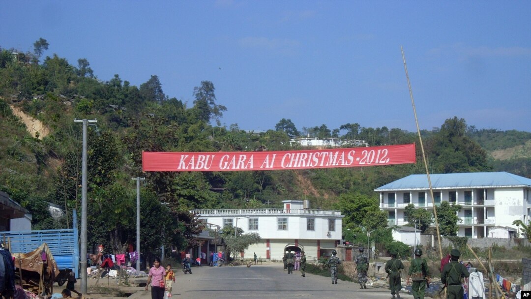 Tentara Kemerdekaan Kachin (KIA) melakukan patroli di pusat kota Laiza, timur laut Burma (Foto: dok). Burma mengeluarkan sebuah protes kepada Kedubes AS di Rangun terkait ernyataan kecaman atas ofensif militer di wilayah ini (26/1).