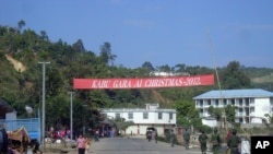 Tentara Kemerdekaan Kachin (KIA) melakukan patroli di pusat kota Laiza, timur laut Burma (Foto: dok). Burma mengeluarkan sebuah protes kepada Kedubes AS di Rangun terkait ernyataan kecaman atas ofensif militer di wilayah ini (26/1).