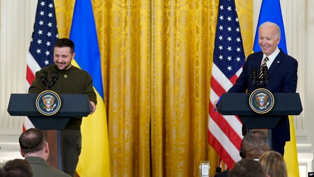 Ba prezida Biden na Zelensky bavugana n'abamenyeshamakuru ku musi wa gatatu muri White House
