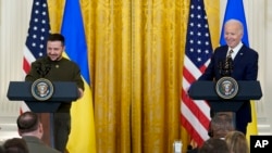 Presiden AS Joe Biden dan Presiden Ukraina Volodymyr Zelenskyy tampil dalam konferensi pers bersama di Gedung Putih, Washington, pada 21 Desember 2022. (Foto: AP/Andrew Harnik)