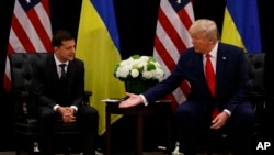 President Donald Trump meets with Ukrainian Presiden Donald Trump bertemu dengan Presiden Ukraina Volodymyr Zelensky di Hotel InterContinental Barclay New York selama Sidang Umum Perserikatan Bangsa-Bangsa, Rabu, 25 September 2019, di New York. (Foto: AP/Evan Vucci)