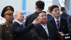 俄罗斯总统普京2023年9月13日向到访的朝鲜领导人金正恩介绍航天设施。