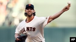 Lanzamiento de Madison Bumgarner en la primera entrada del quinto juego de la Serie Mundial.