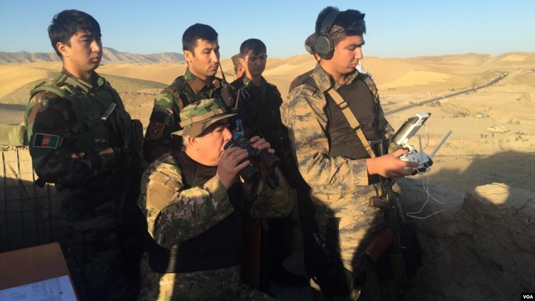 General Abdul Rashid Do’stum (o'rtada) shimoldagi janglar Qunduz, Badaxshon kabi viloyatlarga ko’chadi deya bildirgan 