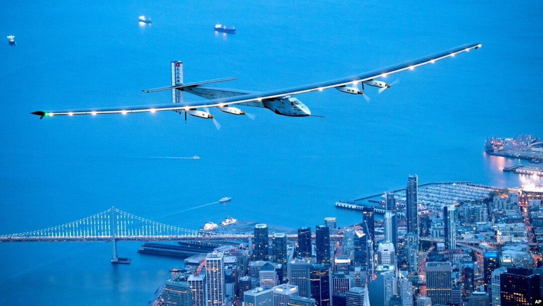 Máy bay Solar Impulse 2 bay qua San Francisco, ngày 23 tháng 4 năm 2016.