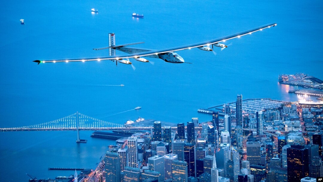 Solar Impulse 2 terbang di atas kota San Francisco, 23 April 2016 (Foto: dok).