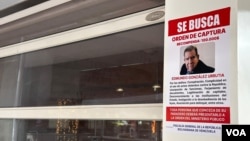 Fotografía de panfletos con la foto del líder opositor Edmundo González y la frase “se busca” difundidos en el Aeropuerto Internacional Simón Bolívar, as las afueras de Caracas, este 3 de enero de 2024.