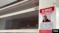 ARCHIVO - Fotografía de panfletos con la foto del líder opositor Edmundo González y la frase “se busca” difundidos en el aeropuerto internacional Simón Bolívar, en Maiquetía, el 3 de enero de 2024.