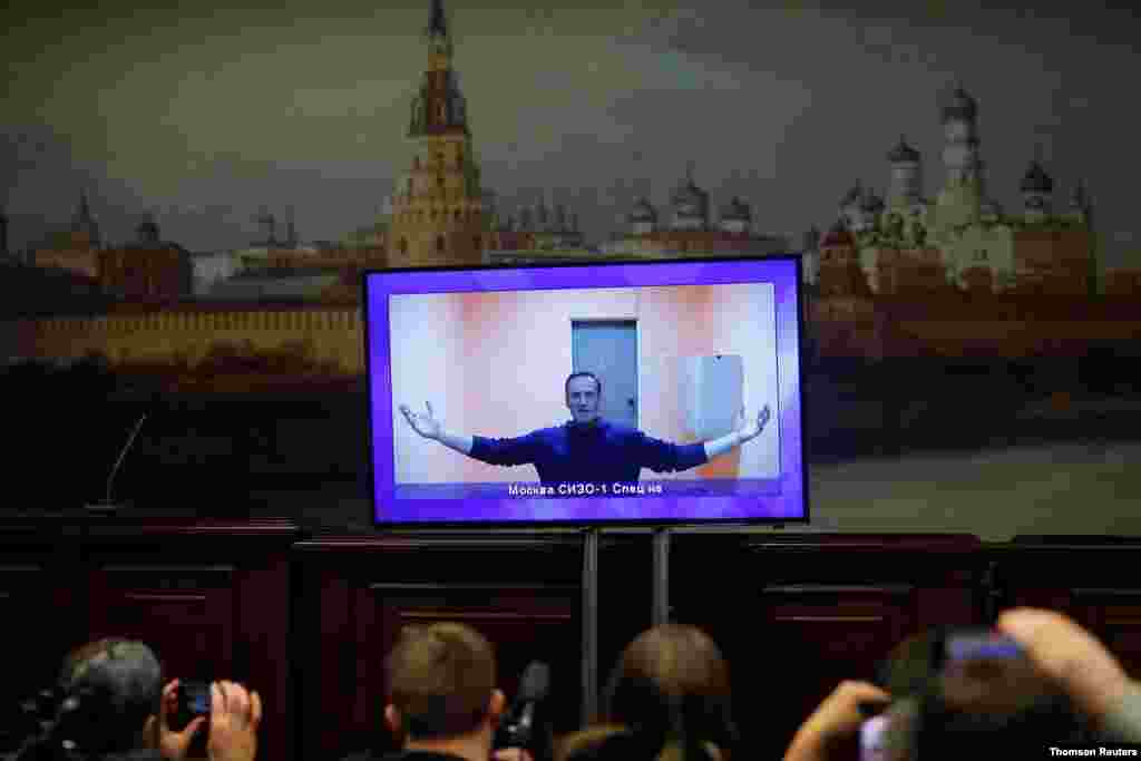 러시아 야권 지도자 알렉세이 나발니의 법정 심리 진행 장면이 화면에 나오고 있다. 독일에서 독극물 중독 치료를 받고 지난 17일 모스크바 셰레메티예보 국제공항에 도착한 나발니는 경찰에 체포됐다.