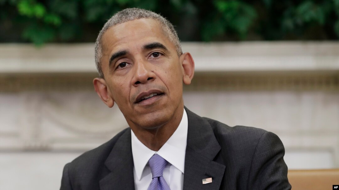 Tổng thống Hoa Kỳ Barack Obama trao đổi với giới truyền thông tại cuộc họp với các lãnh đạo kinh tế, chính phủ, an ninh quốc gia trong Phòng Bầu dục ở Tòa Bạch Ốc, ngày 16 tháng 9 năm 2016. 