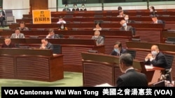 香港財政司司長陳茂波2月26日在立法會宣讀2020-21年度財政預算案，向所有年滿18歲永久居民派發接近1,300美元現金，創港府全民 “派錢”新高紀錄 （攝影：美國之音湯惠芸）