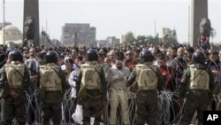 Des manifestants anti-Moubarak priant, vendredi, sur la Place Tahrir, au Caire