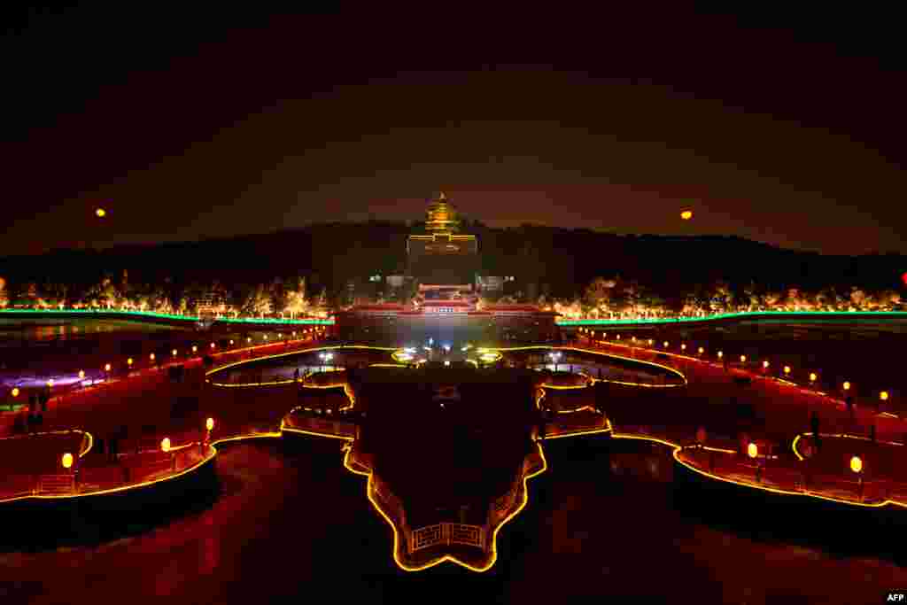 Permainan cahaya di Istana Musim Panas saat penghitungan mundur tahun baru di Beijing, Tiongkok. (AFP/Ed Jones)
