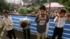 Ilustrasi. Anak-anak sedang melakukan salat di atas jembatan sementara orang dewasa menempati jalan untuk menyambut perayaan Muslim Idul Fitri. (Foto: Reuters)