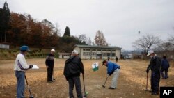 일본 후쿠시마현 다테에서 노인들이 게이트볼을 즐기고 있다.