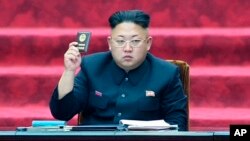 Pemimpin Korea Utara Kim Jong-un di hadapan sidang parlemen di Pyongyang (Foto: dok). Media pemerintah Korea Utara tidak memberitakan penampilan Kim Jong-un di hadapan publik sejak menghadiri konser bersama istrinya pada 3 September yang lalu.