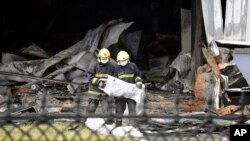 Des pompiers sur les lieux de l'incendie d'un abattoir de volailles dans la province de Jilin dans le nord-est de la Chine le 3 juin 2013, ayant fait au moins 119 morts. (AP Photo) 